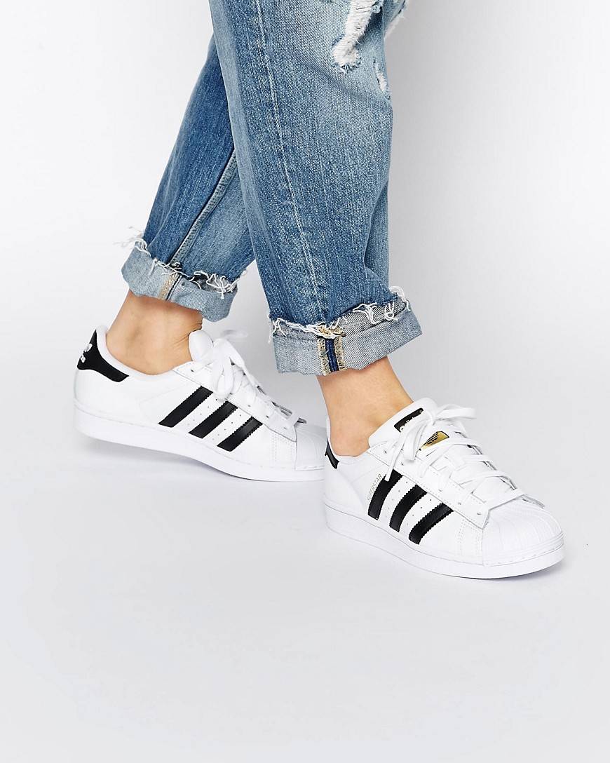 Top 5 Classic Sneakers that Every Cool Girls Should Own