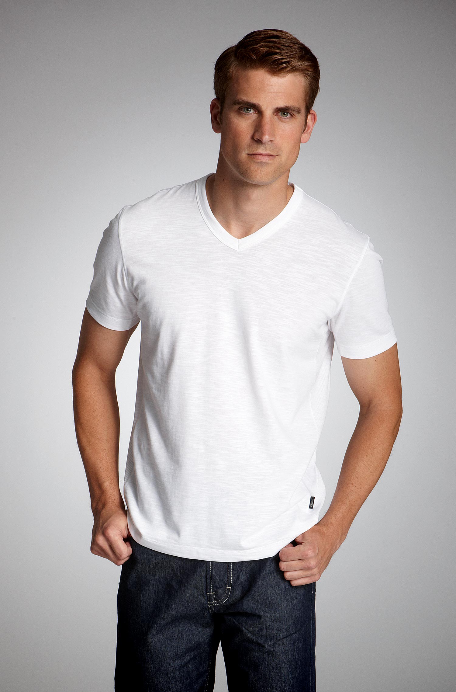 Мужчина 5 м. Футболка мужчина. Парень в белой футболке. Модели футболок мужских. Мужчина модель в футболке.